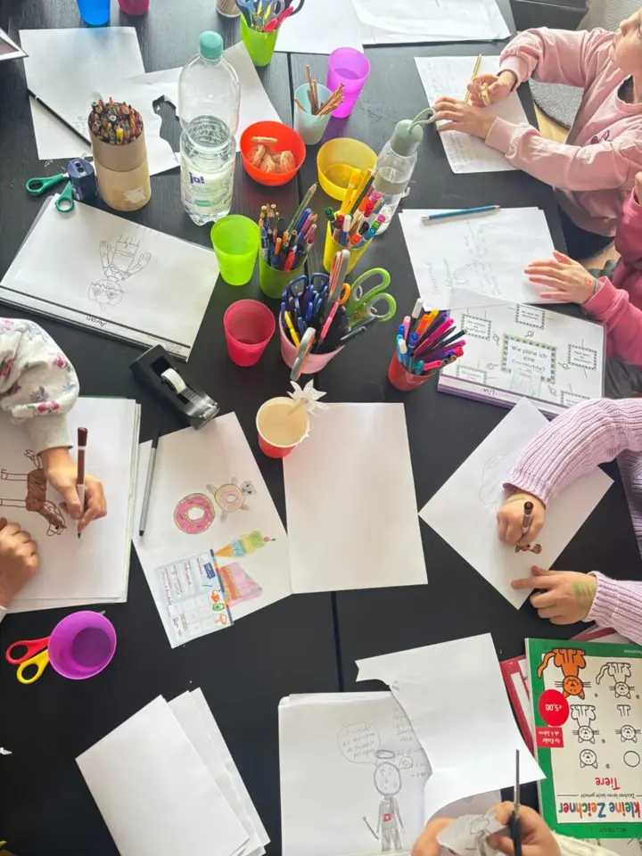 Kinder beim gemeinsamen Lernen im Leseclub